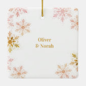 Ons eerste kerstfeest samen Foto roze Gold Keramisch Ornament (Achterkant)