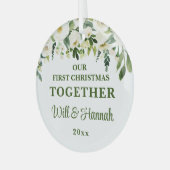 Ons eerste kerstfeest samen gepersonaliseerd paar glas ornament (Voorkant links)