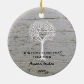 Ons eerste kerstfeest samen liefdesboomdrift keramisch ornament (Achterkant)