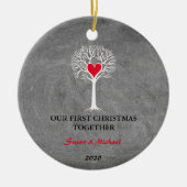 Ons eerste kerstfeest samen liefdesboomkrijt keramisch ornament (Voorkant)