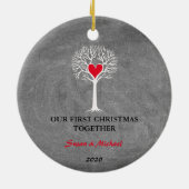 Ons eerste kerstfeest samen liefdesboomkrijt keramisch ornament (Achterkant)