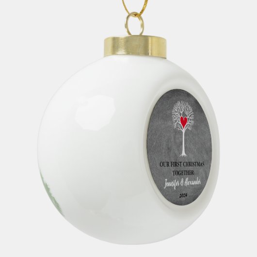 Ons eerste kerstfeest samen liefdesboomkrijt keramische bal ornament (Links)