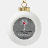 Ons eerste kerstfeest samen liefdesboomkrijt keramische bal ornament (Voorkant)