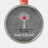 Ons eerste kerstfeest samen liefdesboomkrijt metalen ornament (Voorkant)