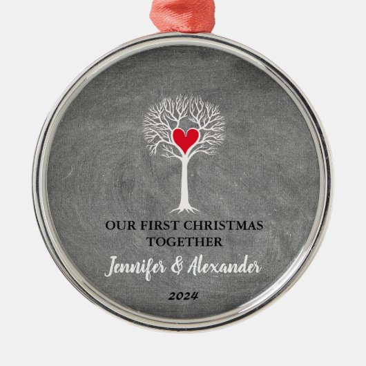 Ons eerste kerstfeest samen liefdesboomkrijt metalen ornament (Voorkant)