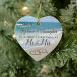 Ons eerste kerstfeest samen met de heer Mrs Beach  Keramisch Ornament<br><div class="desc">Aangepaste gepersonaliseerde namen en jaar. Onze eerste Kerstmis als Mr en Mrs Beach bruiloft ornament. Herinner je een strand bruiloft of huwelijksreis met dit keepastige ornament. Eerste Kerstmis samen met twee onderling verstrengelde strandtrouwharten in het zand maakt een elegante tropische oceaan nautische thematrouwerij, overeenkomend met artikelen. turquoise watergolven kruipen op...</div>