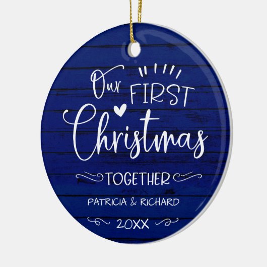 Ons eerste kerstfeest samen met Rustic Farmhouse B Keramisch Ornament (Links)
