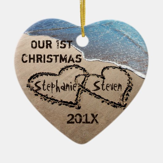 Ons eerste kerstfeest twee hart in de zand keramisch ornament (Voorkant)