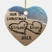 Ons eerste kerstfeest twee hart in de zand keramisch ornament (Achterkant)
