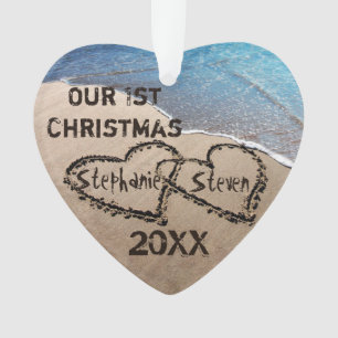 Ons eerste kerstfeest twee hart in de zand ornament