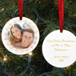 Ons eerste kerstfoto Gold Flower-Lijst Keramisch Ornament<br><div class="desc">Het gepersonaliseerde ornament van de foto met uw douanetekst op de rug. De steekproefformulering luidt "Ons eerste kerstfeest als de heer & mevrouw [uw achternaam]", gevolgd door "[uw voornaam en jaar]". De sjabloon is ingesteld om u aan te passen en bijvoorbeeld kunt u de formulering wijzigen in "Ons eerste kerstfeest...</div>