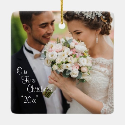 Ons eerste kerstfotojaar Personaliseert feestdag Keramisch Ornament (Achterkant)