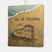 Ons eerste kersthart in het zand-strand tropisch keramisch ornament (Links)