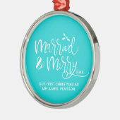 Ons eerste kersthuwelijk blauwgroen metalen ornament (Links)