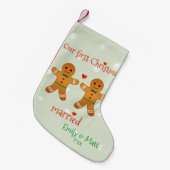 Ons eerste kersthuwelijk - Cute Gingerbrood Men Kleine Kerstsok (Voorkant (Hangend))