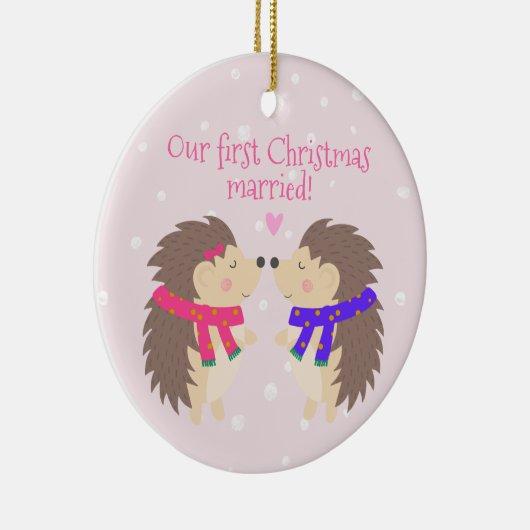 Ons eerste kersthuwelijk. Cute Hedégels Keramisch Ornament (Rechts)
