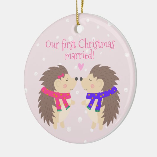 Ons eerste kersthuwelijk. Cute Hedégels Keramisch Ornament (Links)