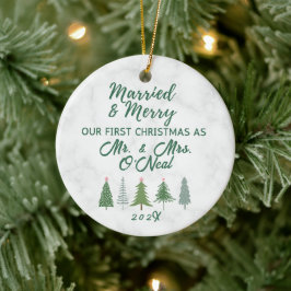 Ons eerste kersthuwelijk en Merry Keramisch Ornament