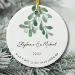 Ons eerste kersthuwelijk keramisch ornament<br><div class="desc">Vier uw eerste kerst als een verloofd koppel met dit stijlvolle keramische ornament. Het is versierd met waterverf maretak en een stijlvolle scripttypografie. Gemakkelijk aan te passen. Gebruik het ontwerpgereedschap om de tekstgrootte,  -stijl of -kleur te wijzigen. Originele Waterverf © Michele Davies.</div>