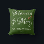 Ons eerste kersthuwelijk met groen kussen<br><div class="desc">Onze eerste kerstgehuwde Groene Drow-kussen met 'Gehuwd en Vergroefd' script kunnen gemakkelijk worden gepersonaliseerd met de nieuwe Mr. en Mrs. achternaam en jaar. Eenvoudig aan te passen. Bestel vandaag nog!</div>