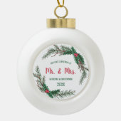 Ons eerste kersthuwelijk | Mistletoe Keramische Bal Ornament (Voorkant)