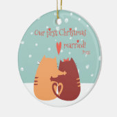 Ons eerste kersthuwelijk - twee kattekatten keramisch ornament (Links)