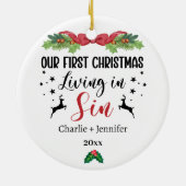 Ons eerste kerstleven in Sin Funny Couple Keramisch Ornament (Achterkant)