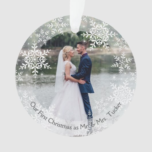 Ons Eerste Kerstmis Getrouwd Dhr. en Mevrouw Sneeu Ornament (voorkant)