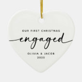 Ons Eerste Kerstmis Verloving Paar Hart Keramisch Ornament (Voorkant)