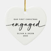 Ons Eerste Kerstmis Verloving Paar Hart Keramisch Ornament (Achterkant)
