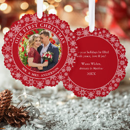 Ons eerste kerstpaar foto sneeuwvlokken rood ornament kaart
