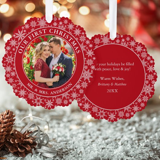 Ons eerste kerstpaar foto sneeuwvlokken rood ornament kaart