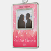 Ons eerste kerstroze besneeuwde winterthema verzilverd omlijst ornament (Links)