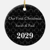 Ons eerste kerstzwarte Damasfoto-Ornament Keramisch Ornament (Achterkant)