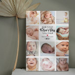 Ons eerste Vaderdag fotocollage Plaque Fotoplaat<br><div class="desc">Persoonlijke vaderdag plaque met 11 foto's die je in je eigen leven kunt veranderen,  het leuke gezegde "onze eerste vaders dag samen",  een rood hart,  namen en het jaar.</div>