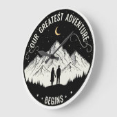 Ons Grootste Avontuur Begint | Rustic Mountain Co Grote Klok (Hoek)