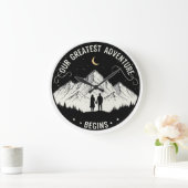 Ons Grootste Avontuur Begint | Rustic Mountain Co Grote Klok (Huis)