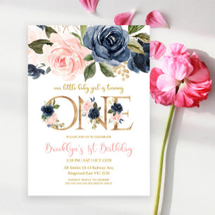 Ons kleine babymeisje maakt een uitnodiging