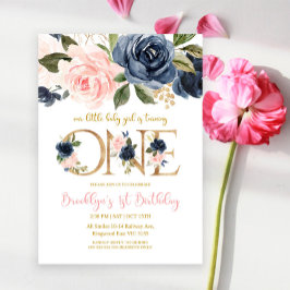 Ons kleine babymeisje maakt een uitnodiging