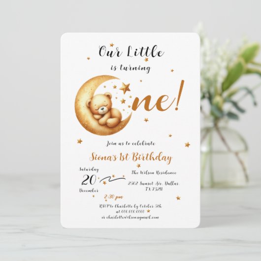 Ons kleine Beer wordt een Schattigee 1e verjaardag Kaart (Staand voorkant)