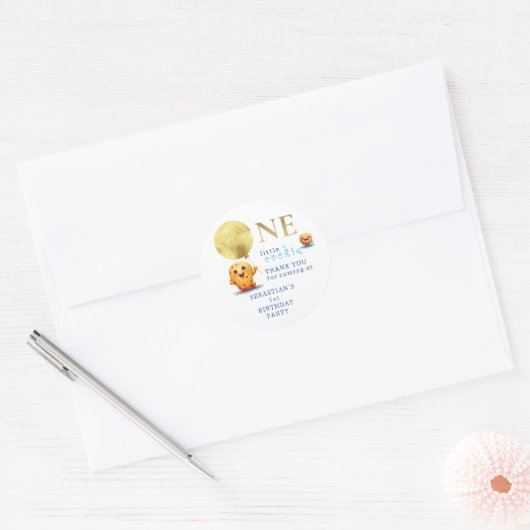 Ons kleine koekje wordt een leuke 1e verjaardag ronde sticker (Envelop)