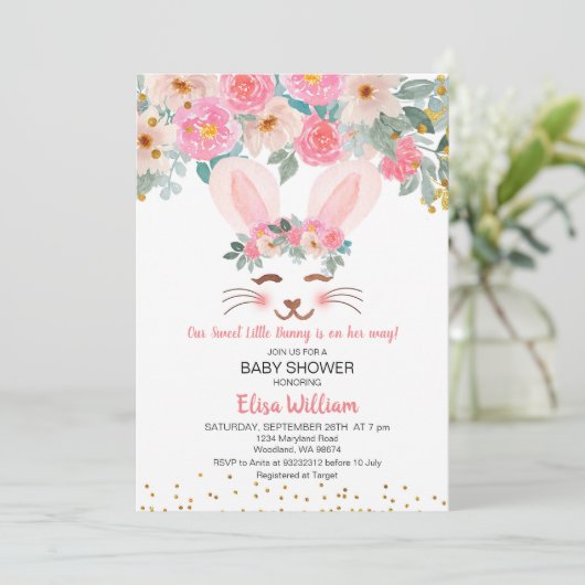 Ons kleine konijntje is onderweg naar het baby sho kaart (Staand voorkant)