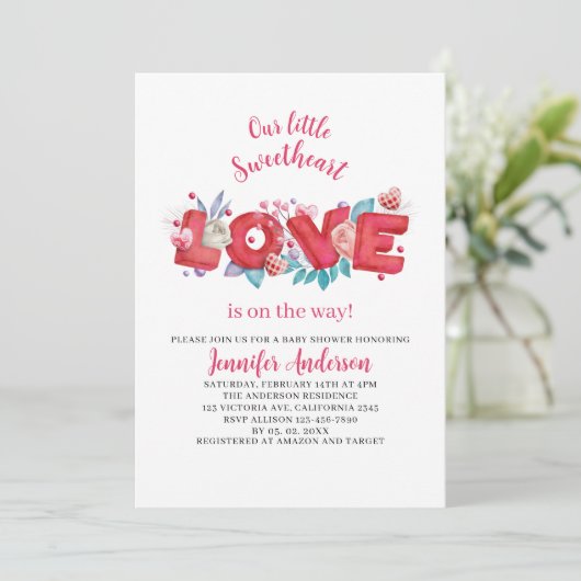 Ons kleine liefje is onderweg naar het baby shower kaart (Staand voorkant)