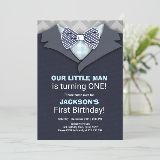Ons kleine Man Verjaardag Uitnodiging Jongen Bow S (Staand voorkant)