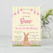 Ons konijntje wordt één verjaardag kaart (Staand voorkant)