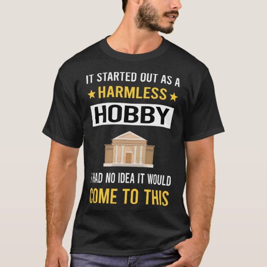 Onschadelijk Hobby Museum T-shirt (Voorkant)
