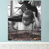 Onschuld en Dromen – Afrikaanse Jongen met Schoen Canvas Afdruk (Insitu (Houten vloer))