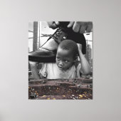 Onschuld en Dromen – Afrikaanse Jongen met Schoen Canvas Afdruk (Voorkant)