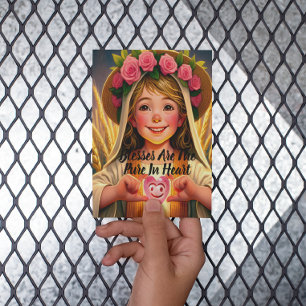 Onschuld gevangen: meisje teder holding briefkaart