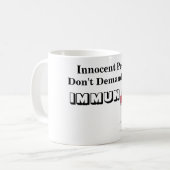 Onschuldige mensen eisen geen totale immuniteit koffiemok (Voorkant links)